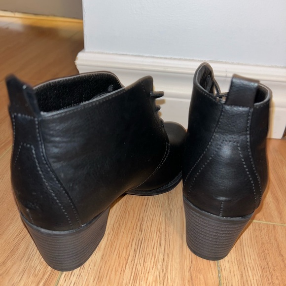 Size 6 fall booties new never worn - Picture 3 of 3